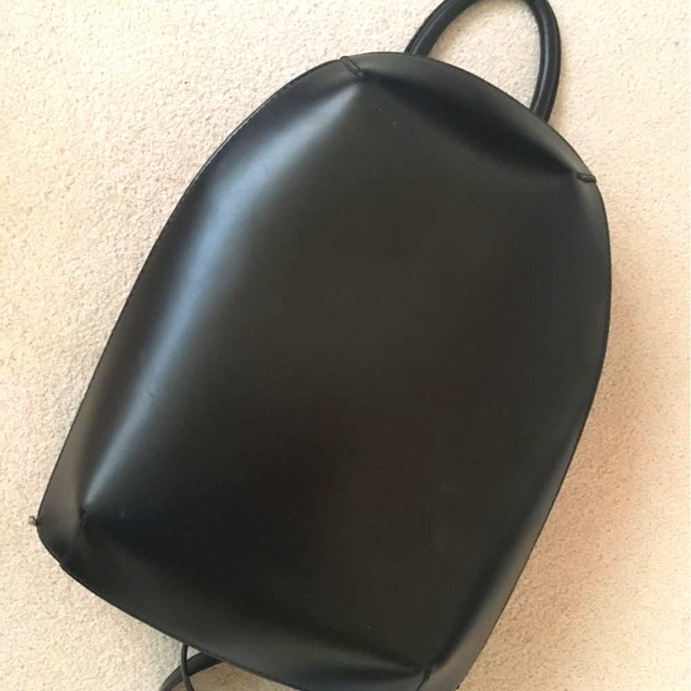 BERGE Contemporary Minimalist Italian Leather Backpack - Black